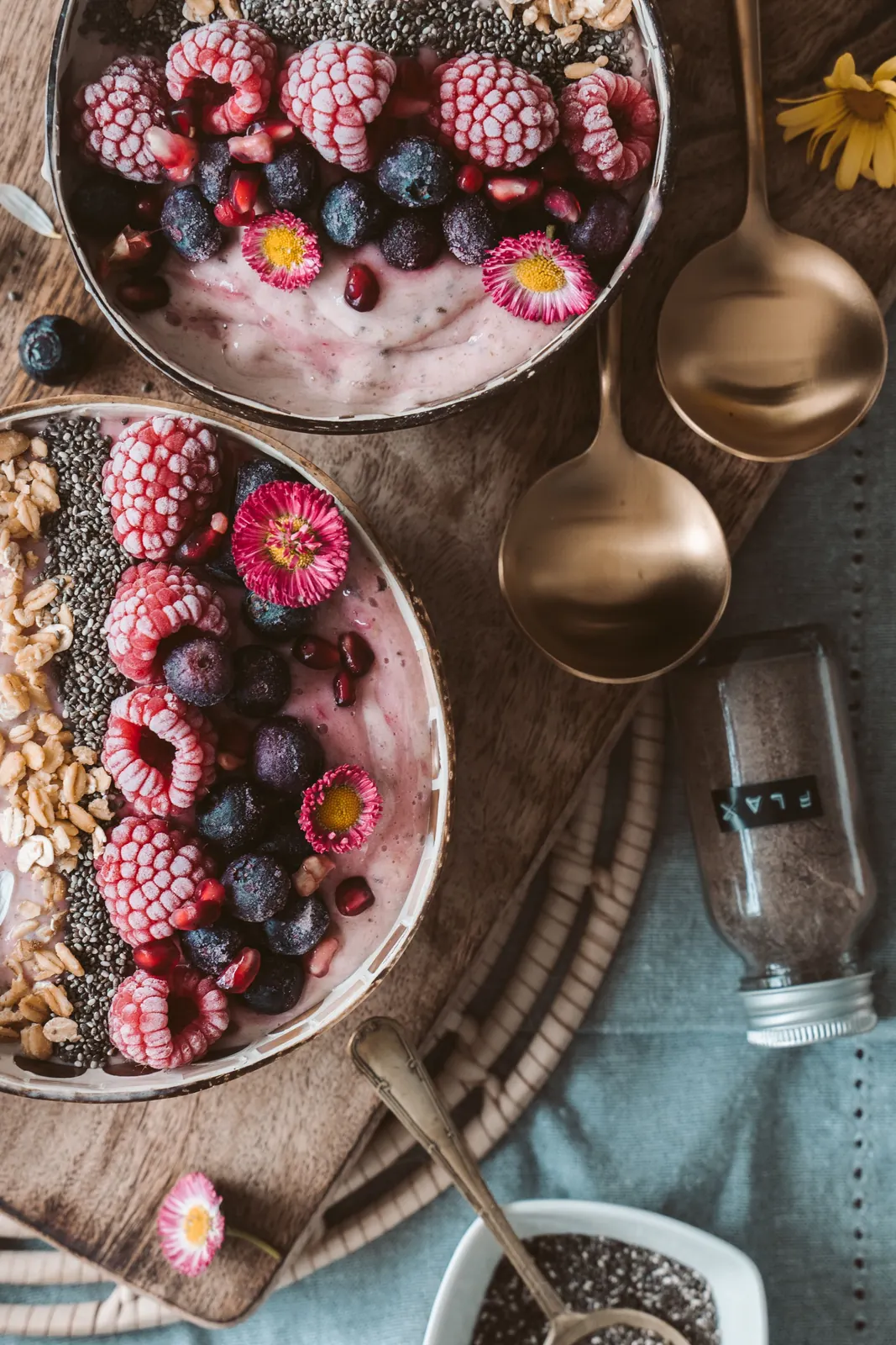 Meyveli smoothie kâseleri, yukarıdan